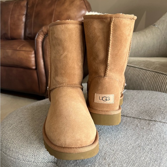 UGG Classic Short II - Picture 2 of 5